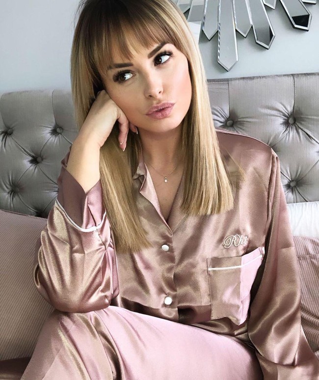 Model dan bintang reality TV Rhian Sugden biasanya pamer dress-dress seksi di Instagramnya. Di masa karantina saat Corona ini, Rhian posting foto menggunakan baju tidur. That’s my #socialdistancing outfit sorted! tulis keterangan fotonya. Foto: Instagram