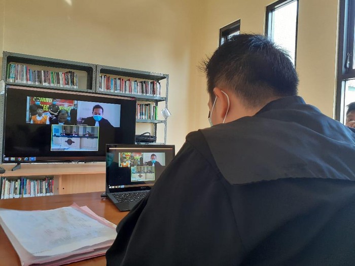 Kejaksaan Negeri Kabupaten Malang menggelar sidang melalui video conference di tengah wabah Corona. Ini sebagai penerapan physical distancing demi memutus rantai penyebaran covid-19.