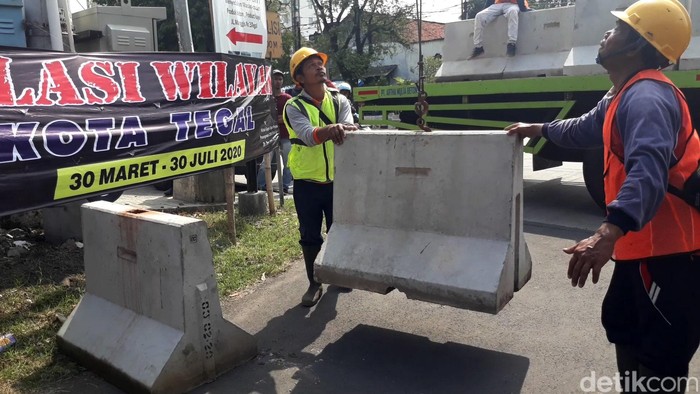 Isolasi Wilayah di Kota Tegal Hari pertama diberlakukannya isolasi wilayah di Kota Tegal belum berjalan sesuai rencana.
Sejumlah petugas masih sibuk menutup akses jalan di kawasan kota.