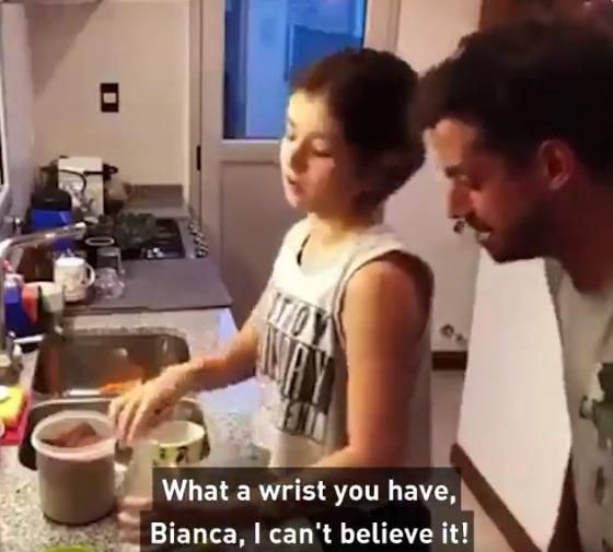 Gabut di Rumah, Komentator Sepak Bola Ini Laporkan Kegiatan Masak Sang Istri