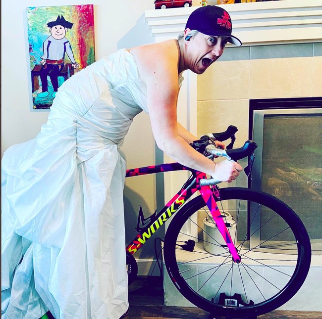 Berbeda dari foto-foto sebelumnya, ibu ini terlihat berpose menggunakan gaun pengantin dan topi sambil berada di atas sepedanya. Waduh, nggak takut gaunnya nanti nyangkut tuh bu? Foto: Twitter@Hostilebear