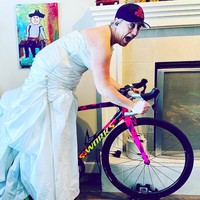 Berbeda dari foto-foto sebelumnya, ibu ini terlihat berpose menggunakan gaun pengantin dan topi sambil berada di atas sepedanya. Waduh, nggak takut gaunnya nanti nyangkut tuh bu? Foto: Twitter@Hostilebear