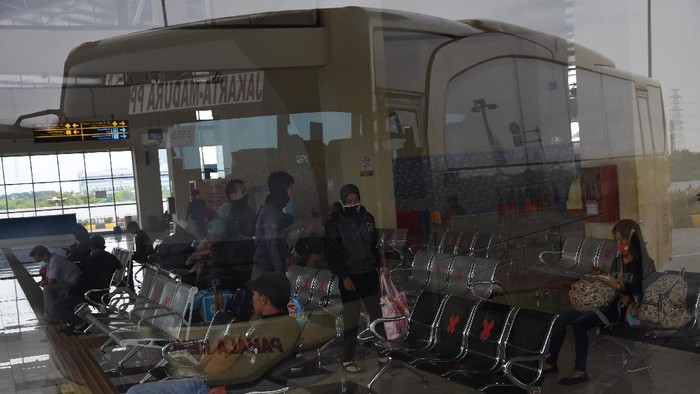 Penumpang menaiki bus Antar Kota Antar Provinsi di Terminal Pulo Gebang, Jakarta, Minggu (29/3/2020). Kementerian Perhubungan mengimbau agar warga membatalkan niatnya pulang kampung, untuk mencegah penyebaran COVID-19. ANTARA FOTO/Indrianto Eko Suwarso/foc.