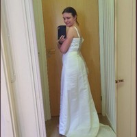 Tidak kalah keren, ibu ini juga ikutan membagikan gaun pengantin yang dibuatnya sendiri untuk pernikahannya pada 2006. Sayangnya, ritsleting gaun tersebut sekarang sudah macet sehingga dia butuh bantuan untuk melepas gaun tersebut. Foto: Twitter@carinalarsen76