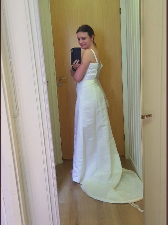 Tidak kalah keren, ibu ini juga ikutan membagikan gaun pengantin yang dibuatnya sendiri untuk pernikahannya pada 2006. Sayangnya, ritsleting gaun tersebut sekarang sudah macet sehingga dia butuh bantuan untuk melepas gaun tersebut. Foto: Twitter@carinalarsen76