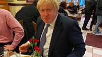 “Fish and chips for lunch 👍,” tulis PM Johnson di keterangan foto. Wah, porsi makan siangnya banyak ya! Foto: Instagram borisjohnsonuk