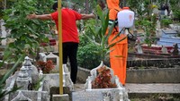 Petugas menyemprotkan disinfektan kepada keluarga usai memakamkan Pasien Dalam Pengawasan (PDP) Corona. Provinisi Sumut mencatat total kasus terkait COVID-19 yang meninggal di Kota Medan berjumlah 4 orang yakni dua berstatus pasien positif dan dua lainnya berstatus PDP.