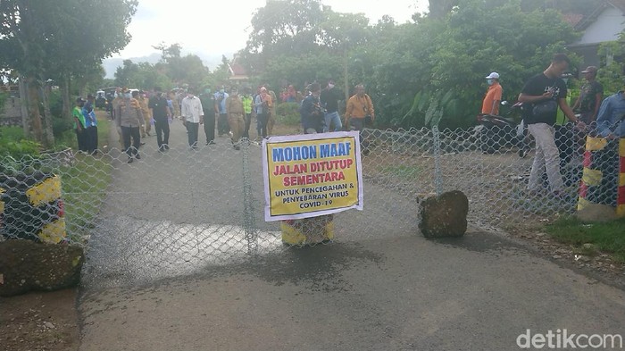 Pemkab Trenggalek resmi menerapkan isolasi wilayah untuk menekan penyebaran virus corona. Sebanyak 40 jalur alternatif ditutup.