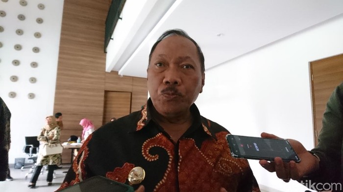 Wali Kota Cilegon Edi Ariadi tak ingin karantina wilayah di Cilegon terjadi. Edi khawatir warganya sulit mendapatkan sembako.