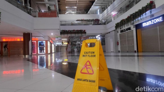 Suasana pusat perbelanjaan di kawasan Bintaro, Tanggerang Selatan, yang tutup 
imbas wabah COVID 19, Senin (30/3/2020).