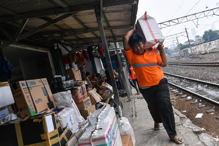 JASA PENGIRIMAN LOGISTIK MELALUI KERTA API MENURUN Pekerja mengangkut barang yang akan dikirim melalui kereta api di Stasiun Pasar Senen, Jakarta Pusat, Senin (30/3/2020). Jasa pengiriman logistik melalui kereta api menurun sekitar 15 hingga 30 persen sebagai imbas dari wabah COVID-19 serta adanya kebijakan pembatalan jadwal perjalanan kereta api. ANTARA FOTO/Sigid Kurniawan/foc.
