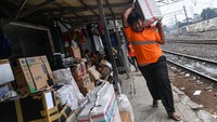 Jasa pengiriman logistik melalui kereta api menurun menurut sejumlah perusahaan jasa di sekitar stasiun senen sekitar 15 hingga 30 persen sebagai imbas dari wabah COVID-19.