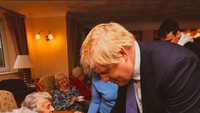 PM Johnson eksis dengan lebih dari 648.000 followers di Instagram. Ini momennya ketika mengobrol dengan para pensiunan dan lansia sambil minum kopi. Foto: Instagram borisjohnsonuk