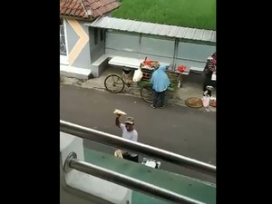 Cara Kocak Netizen Beli Tahu Bulat dan Kerupuk dengan Physical Distancing