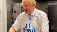 Saat kampanye Brexit, PM Johnson membuat hidangan pie yang menggugah selera. Ia memakai celemek bertuliskan, “Get Brexit Done.” Foto: Instagram borisjohnsonuk