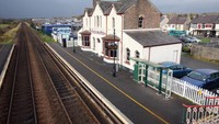 Stasiun kereta di kota Llanfairpwllgwyngllgogerychwyrndrobwllllantysiliogogogoch di Wales, Inggris, (18/11/2010). Nama kota terdiri dari 58 huruf. Yang unik ada 4 huruf L yang berdekatan di nama kota tersebut.