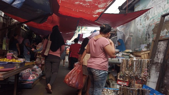 Abaikan Social Distancing, Pasar Dadakan di Menteng Atas Masih Beroperasi Pasar kaget terus menjamur meski telah diberlakuka sistem belanja online di beberapa PD Pasar Jaya. Salah satu pasar ilegal tersebut berada di kawasan Menteng Atas.