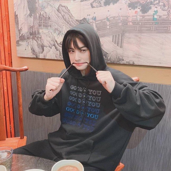 Saat tampil dengan baju santai dan berpose aneh, hal itu pun tak bisa membuat Cha Eun Woo terlihat jelek. Foto ini pun memperlihatkan kepribadiannya yang bisa usil. Foto: Instagram Cha Eun Woo