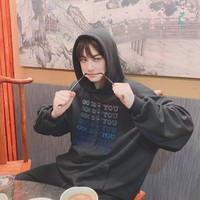 Saat tampil dengan baju santai dan berpose aneh, hal itu pun tak bisa membuat Cha Eun Woo terlihat jelek. Foto ini pun memperlihatkan kepribadiannya yang bisa usil. Foto: Instagram Cha Eun Woo