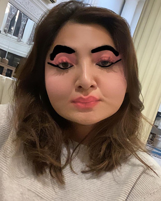 Ashanty memilih mengunggah foto konyol dirinya saat mengikuti tantangan #untiltomorrow. Istri Anang Hermansyah itu tampak berpose memakai aplikasi yang membuat wajahnya jadi gembung bak ikan. Foto: Instagram