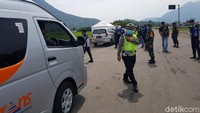 Pemeriksaan ini untuk mencegah penyebaran virus Corona. Bagi mereka yang suhu tubuhnya lebih dari 37,5 derajat celcius akan dipisahkan dan mendapat penanganan medis dari tim kesehatan.