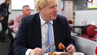 Dengan rambut pirangnya yang khas, ini PM Johnson ketika sarapan English Breakfast. Ditemani segelas minuman hangat, ia nampak bersemangat habiskan sarapannya. Foto: Instagram borisjohnsonuk
