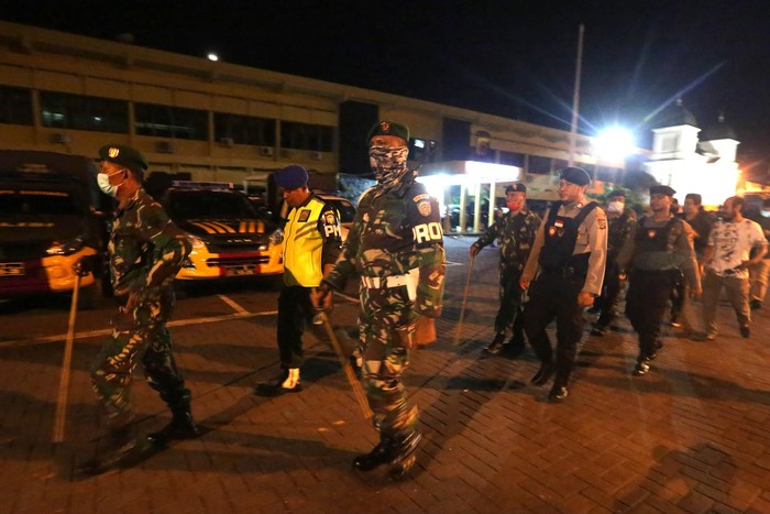 PATROLI JAM MALAM CEGAH COVID-19 Aparat TNI Kodim 0101/BS dan personil Polresta Banda Aceh melaksanakan patroli dan membubarkan kerumunan warga di Aceh Besar, Aceh, Minggu (29/3/2020). Forum Koordinasi Pimpinan Daerah (Forkopimda) Provinsi Aceh memberlakukan jam malam selama dua bulan mulai tanggal 29 Maret hingga 29 Mei 2020 sebagai upaya pencegahan penyebaran virus Corona (COVID-19). ANTARA FOTO/Irwansyah Putra/pras.