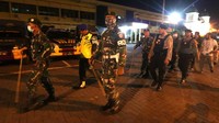 Aparat TNI Kodim 0101/BS dan personel Polresta Banda Aceh melaksanakan patroli di Banda Aceh, Aceh, Minggu (29/3/2020) malam. ANTARA FOTO/IRWANSYAH PUTRA
