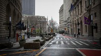 Wall Street merupakan ruas jalan di New York yang selalu ramai, jika tidak ada pandemi Covid-19 seperti sekarang. Selain bursa saham New York, sejumlah perusahaan berpengaruh dunia memusatkan bisnisnya di tempat ini. Anadolu Agency via Getty Images/Anadolu Agency