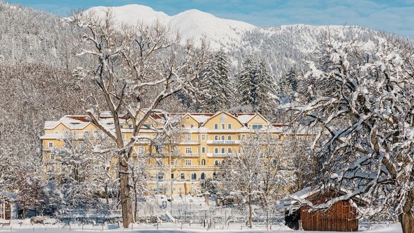 Seperti diberitakan oleh banyak media asing, Raja Rama X yang berumur 67 tahun itu diketahui memesan seluruh fasilitas hotel spa mewah yang bernama Grand Hotel Sonnenbichl di kota resor Alpen, Garmisch Partenkirchen, Jerman (Leuchtende Hotelfotografie/Grand Hotel Sonnenbichl)