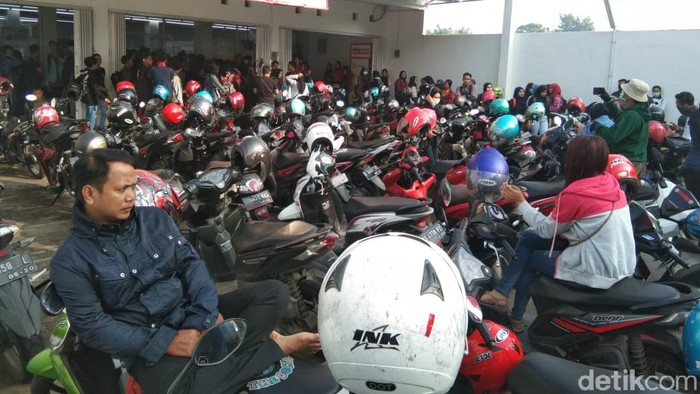 kerumunan pelamar kerja minimarket dibubarkan polisi