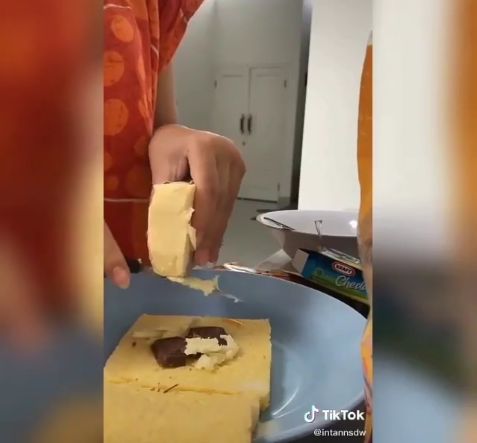 Daripada Gabut, Yuk, Bikin Roti Goreng Cokelat a la Netizen