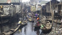 Orang-orang bepergian dengan sampan di perkampungan kumuh Makoko di Lagos, Nigeria, Sabtu (21/3/2020). Nigeria merupakan salah satu negara miskin yang ikut terdampak COVID-19 dengan 131 pasien. AP Photo/Sunday Alamba.  