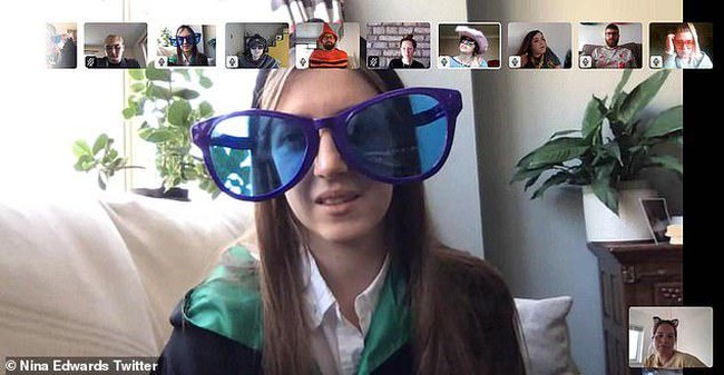 Salah satu pengguna Twitter yang satu ini membagikan foto dirinya sedang asyik melakukan panggilan video dengan teman-temannya. Lihat deh ukuran kaca matanya, besar banget ya? Foto: Twitter Nina Edwards