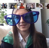 Salah satu pengguna Twitter yang satu ini membagikan foto dirinya sedang asyik melakukan panggilan video dengan teman-temannya. Lihat deh ukuran kaca matanya, besar banget ya? Foto: Twitter Nina Edwards