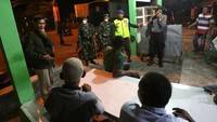 Aparat TNI Kodim 0101/BS dan personil Polresta Banda Aceh juga melaksanakan patroli dan membubarkan kerumunan warga di Aceh Besar. ANTARA FOTO/Irwansyah Putra.