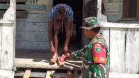 Letkol Inf Eka Ganta Chandra, selaku Dansatgas TMMD Ke-107 Kodim 1707/Merauke melalui Danki Satgas TMMD Ke-107 Lettu Inf Antonius Kalambia mengatakan bahwa kegiatan fisik Satgas TMMD Ke-107 Kodim 1707/Merauke di Kampung Epem selain membangun 20 unit rumah masyarakat  juga melakukan berbagai kegiatan non fisik dan kegiatan sosial, seperti yang dilakukan saat ini membagikan baju layak pakai kepada warga epem. Pool/Kodim 1707/Merauke.