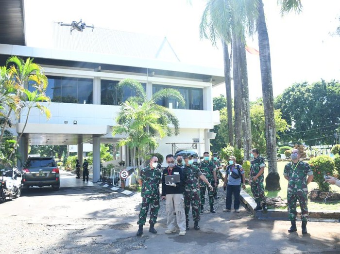 Tim Gugus Tugas Percepatan Penanganan Corona Sulsel melakukan ujicoba drone pemantau suhu tubuh.