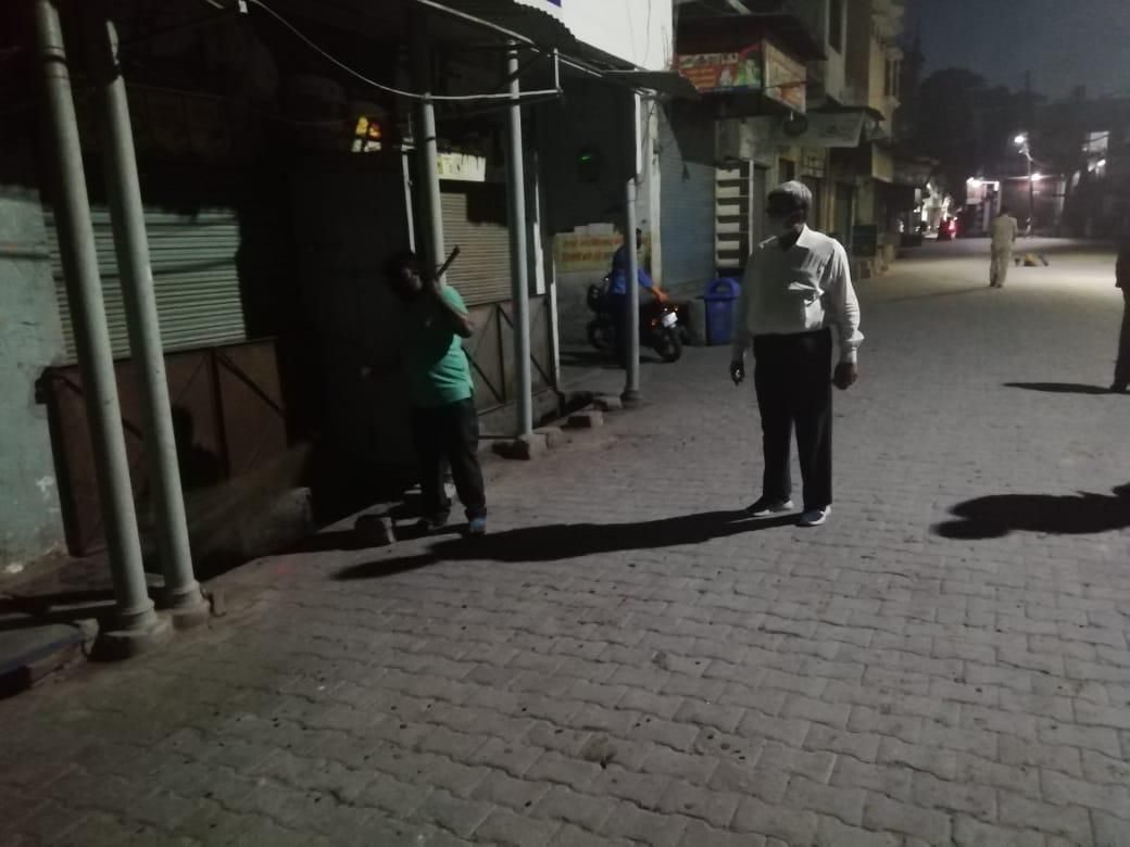 Minta Pusat Bantuan COVID-19 Kirimkan Camilan, Pria Ini Dihukum Nyapu Jalan