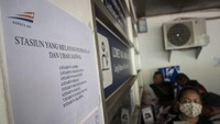 PT KAI juga telah membatalkan sejumlah jadwal perjalanan kereta jarak jauh, kereta lokal, maupun kereta Bandara lintas Yogyakarta-Jawa Tengah. ANTARA FOTO/Dhemas Reviyanto.