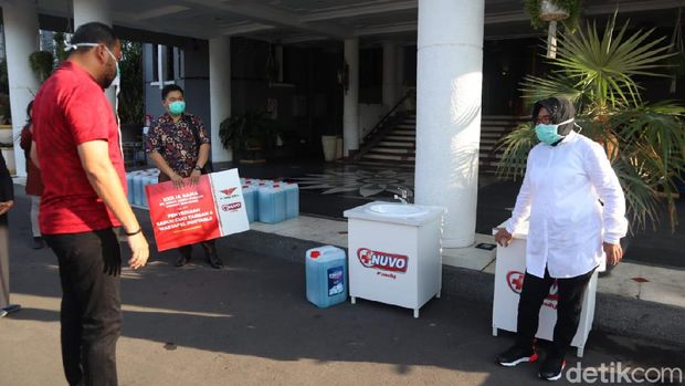 Risma menerima sumbangan sabun untuk mengisi wastafel/
