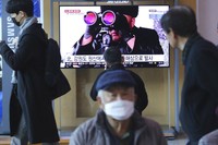 Media milik pemerintah Korea Utara melaporkan, Senin (30/3), Korea Utara sukses melakukan uji coba peluncuran roket-roket terbaru sehari lalu.