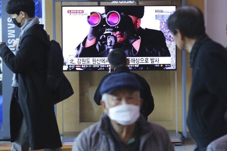 Media milik pemerintah Korea Utara melaporkan, Senin (30/3), Korea Utara sukses melakukan uji coba peluncuran roket-roket terbaru sehari lalu.