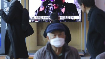 Dalam pernyataan yang dirilis Kantor Kepala Staf Gabungan, Seoul mendesak Korea Utara untuk menghentikan segala uji coba senjata mereka. Di tengah situasi sulit yang dihadapi dunia karena COVID-19, aksi militer yang dipertontonkan Korut sangat tidak pantas, kecam Korea Selatan. (AP Photo/Ahn Young-joon)