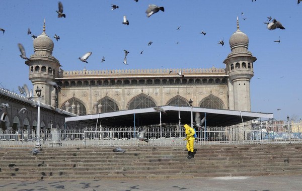 Seorang anggota pasukan tanggap bencana nasional India menyemprotkan disinfektan sebagai tindakan pencegahan terhadap COVID-19 di Masjid Mekah di Hyderabad, India. AP Photo/Mahesh Kumar A. Seorang anggota pasukan tanggap bencana nasional India menyemprotkan disinfektan sebagai tindakan pencegahan terhadap COVID-19 di Masjid Mekah di Hyderabad, India. AP Photo/Mahesh Kumar A.