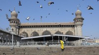 Seorang anggota pasukan tanggap bencana nasional India menyemprotkan disinfektan sebagai tindakan pencegahan terhadap COVID-19 di Masjid Mekah di Hyderabad, India.  AP Photo/Mahesh Kumar A.