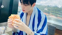 Pria yang tengah dijodoh-jodohkan netizen dengan Joy Red Velvet ini bersiap melahap burger. Sepertinya Cha Eun Woo lapar habis berenang sehingga ia tak sabar makan burger! Foto: Instagram eunwo.o_c