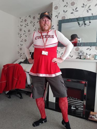 Hibur Orang yang Bosan Isolasi Diri, Pak Pos Antar Surat Pakai Kostum Unik