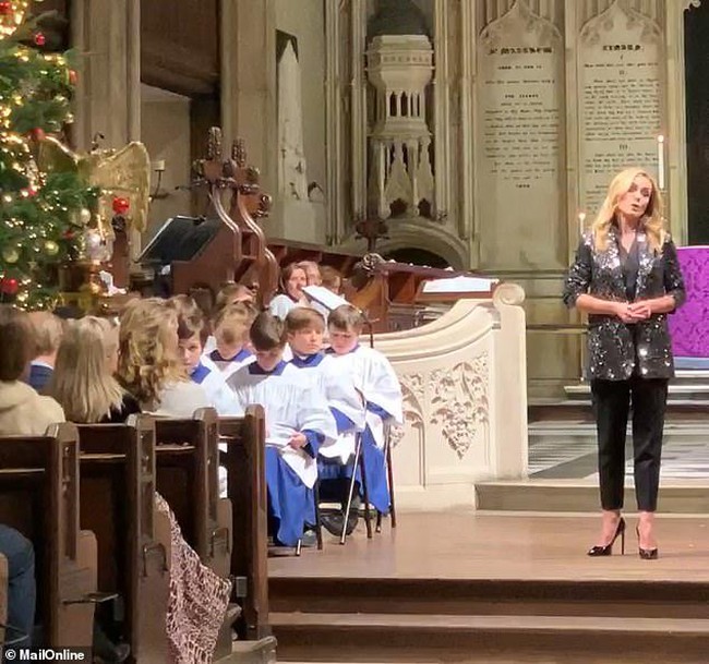 Peristiwa tersebut terjadi hanya beberapa jam sebelum Katherine tampil di sebuah konser amal di gereja St. Luke. Meksi masih dalam kondisi terkejut, Katherine tetap tampil di acara tersebut sebagaimana terlihat di foto ini. Itu acara amal. Aku tidak mau mengecewakan mereka, kata penyanyi 39 tahun itu. (Foto: Instagram/@katherinejenkinsobe)