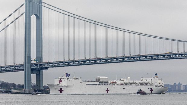 USNS Comfort tiba di New York untuk membantu melawan pandemi corona